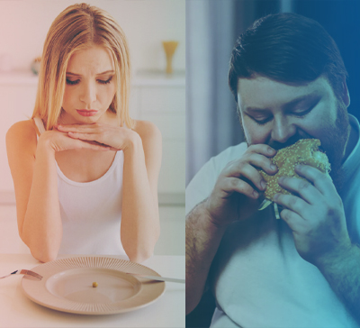 Девушка сидит перед пустой тарелкой, парень ест бургер